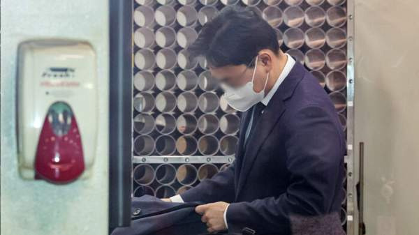 공수처 부장판사 기소: 현직 부장판사 '재판 거래', 고교 동문 변호사와 3,300만원 뇌물, 감형 17건의 충격적 전말