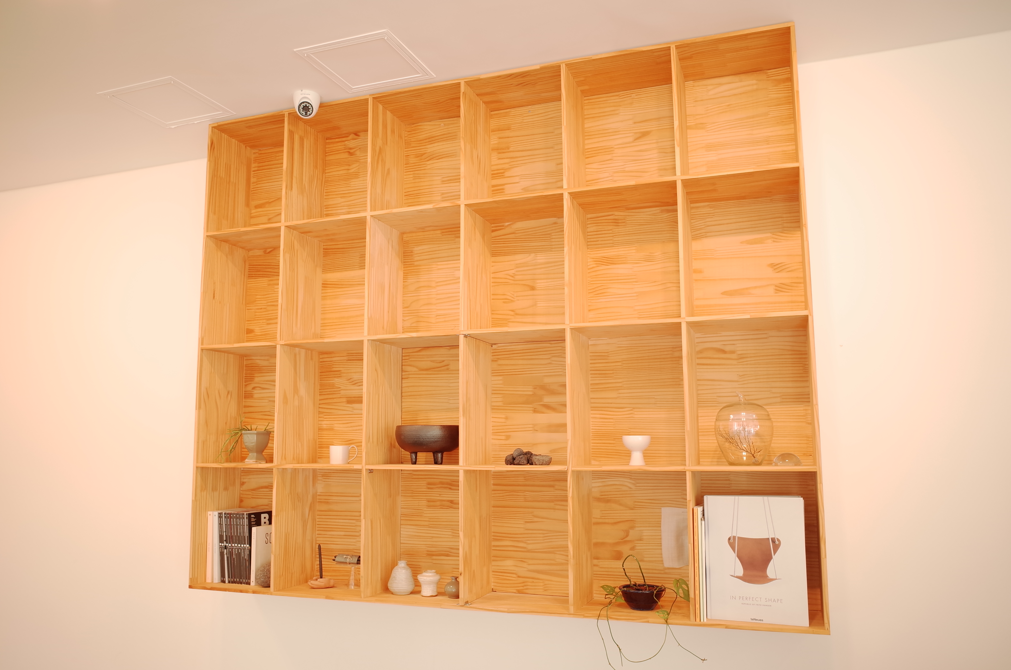 스위츠커피바_진열장과_오브제들