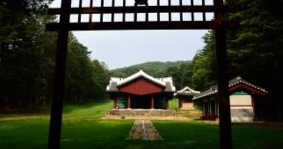 경기도 파주에 위치한 숙빈 최씨의 묘소 소령원 전경. 붉은 기둥의 홍살문 너머로 능원 건물이 보인다.