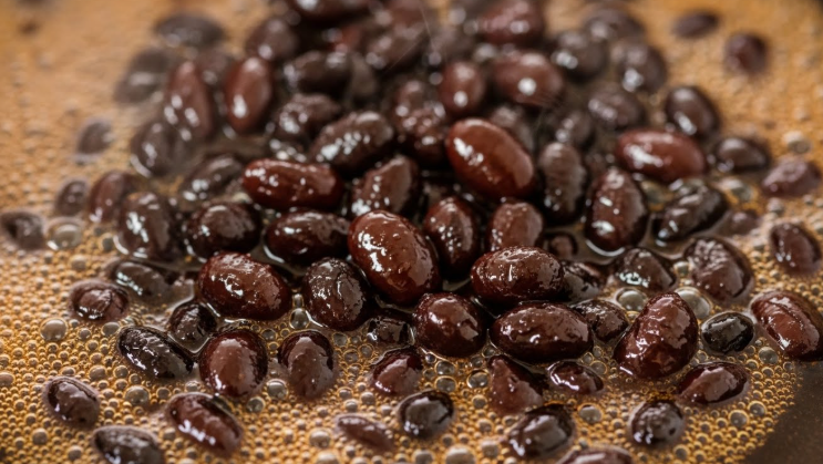 양념 국물이 자작하게 줄어들면서 콩에 간장 색이 입혀지고 윤기가 나기 시작하는 모습