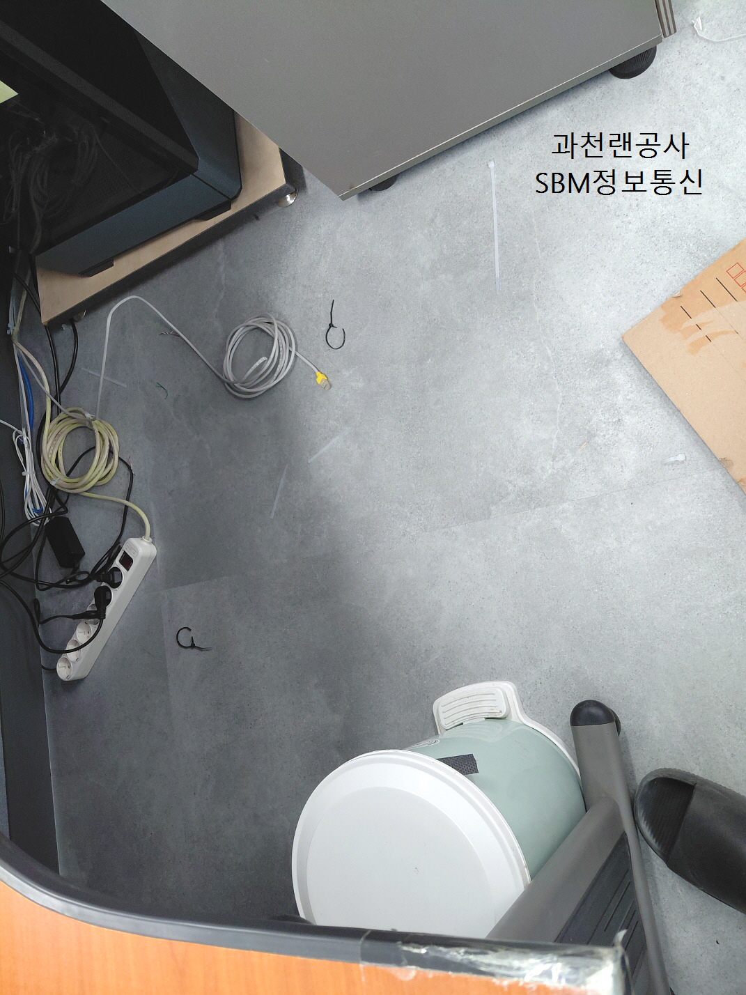 ▲ 작업 전 모습. 임시로 연결해둔 선들이 엉켜 있어 단선 위험이 높습니다.