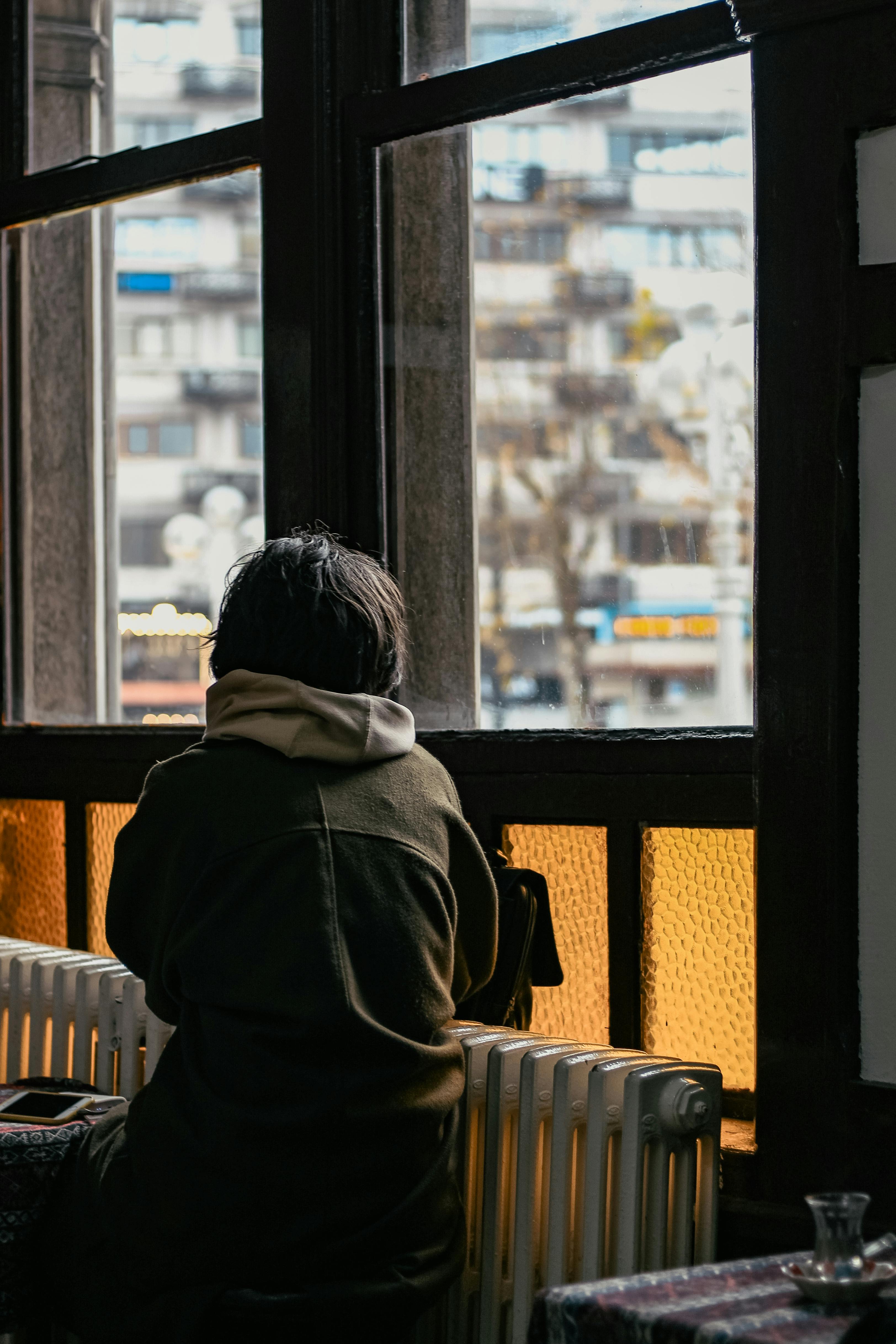 혼자 생각에 잠긴 사람