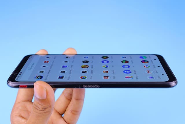 스마트폰 블루라이트가 뇌의 멜라토닌 분비에 미치는 영향