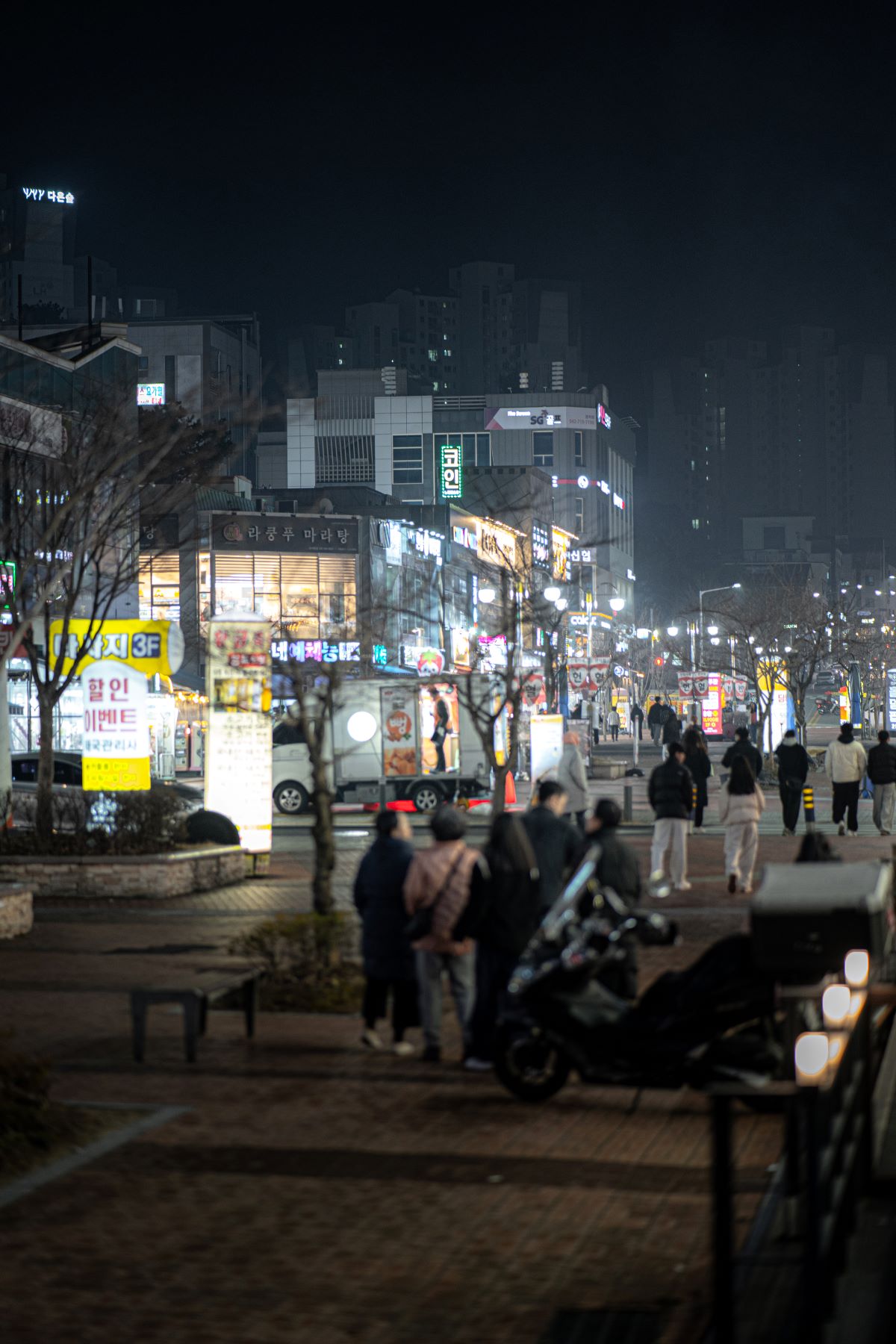 거리를 산책하듯이 이동중 사람들 사진