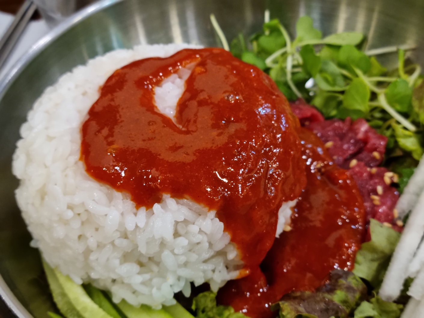 육회비빔밥-비비는모습