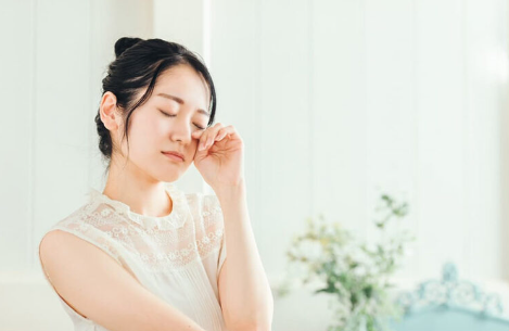 꽃가루에 의한 거친 피부.