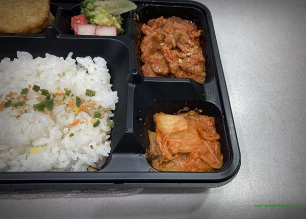 이마트24 편의점 4200 도시락 2023년 3월 반찬 구성(볶음 김치)