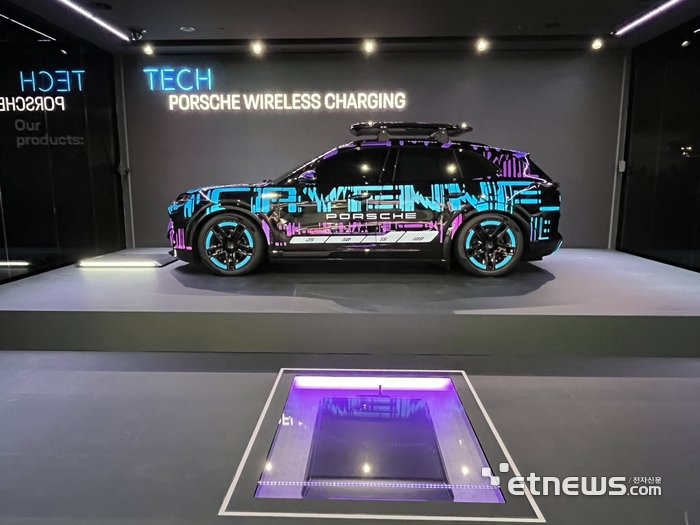 포르쉐 무선 충전 기술을 보여주는 카이엔 일렉트릭 프로토타입.