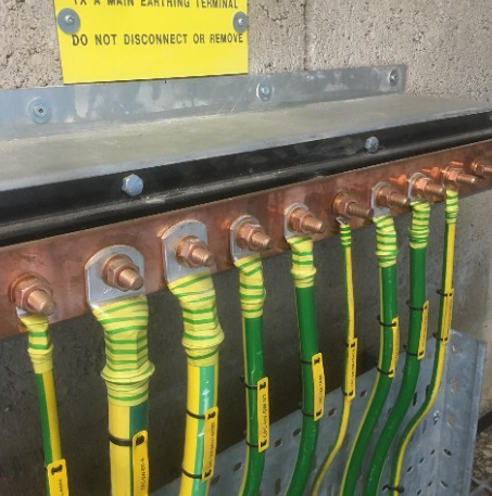 접지바에 연결된 접지선들