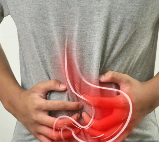 위염 복통이 있는 사람이 배를 움켜쥔 사진