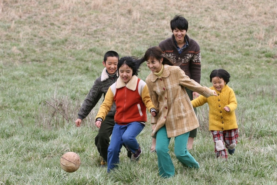 동구와 예진과 가족들이 함께 뛰노는 장면