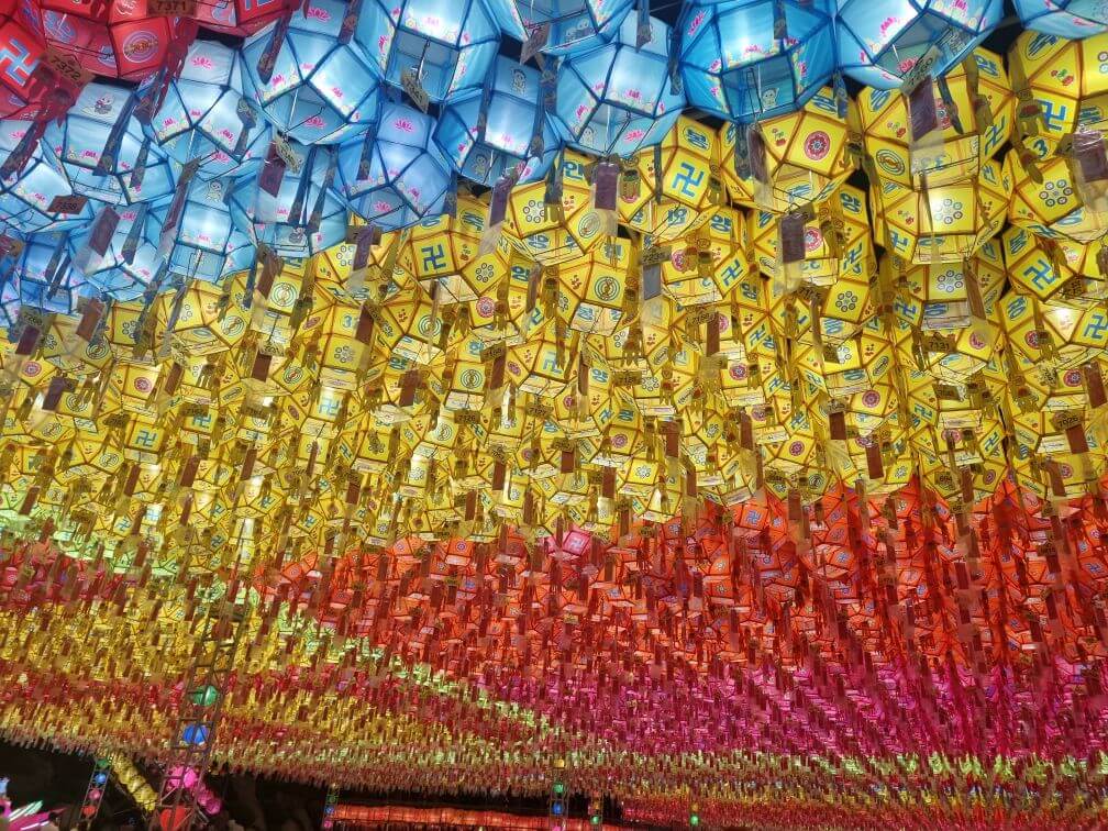 중정에서 볼수 있는 연등 사진