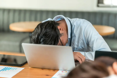 엎드려 자고 있는 남성