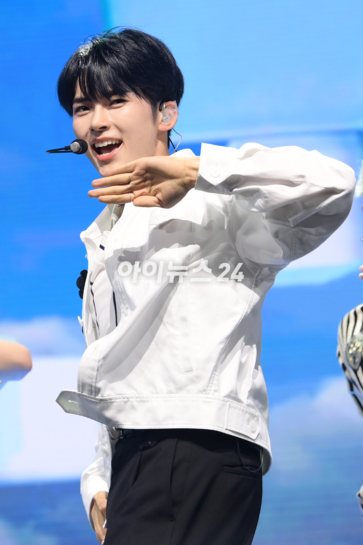 그룹 제로베이스원 성한빈이 10일 오후 서울 광진구 광장동 예스24라이브홀에서 열린 제로베이스원(ZEROBASEONE) 데뷔 쇼케이스에서 멋진 무대를 선보이고 있다. [사진=정소희 기자]