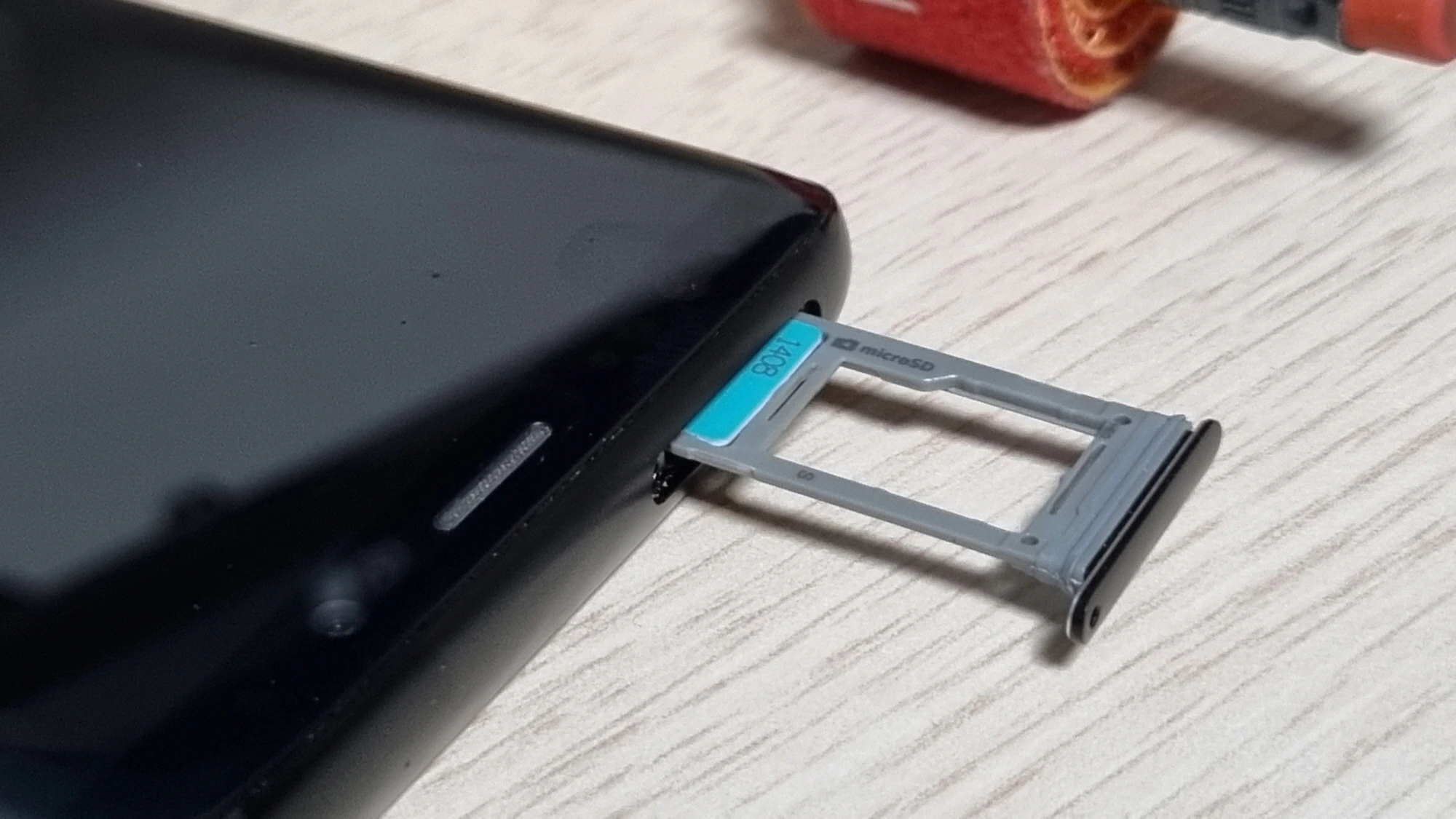 유심 끼우는 모습