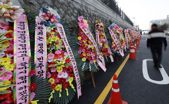 11일 서울 용산 대통령실 청사 출입구 앞에 윤석열 대통령을 응원하는 화환이 줄지어 세워져 있다. 2024.12.11. [사진=뉴시스]