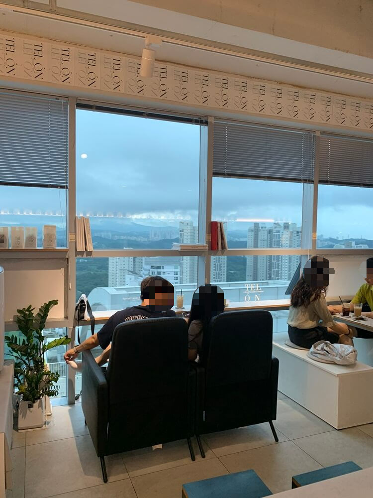 밖을 바라보고 앉을 수 있는 소파자리