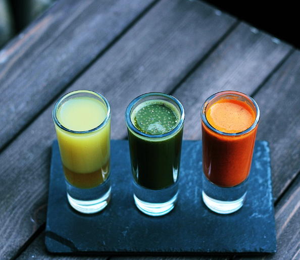 과일주스와 채소주스 사진