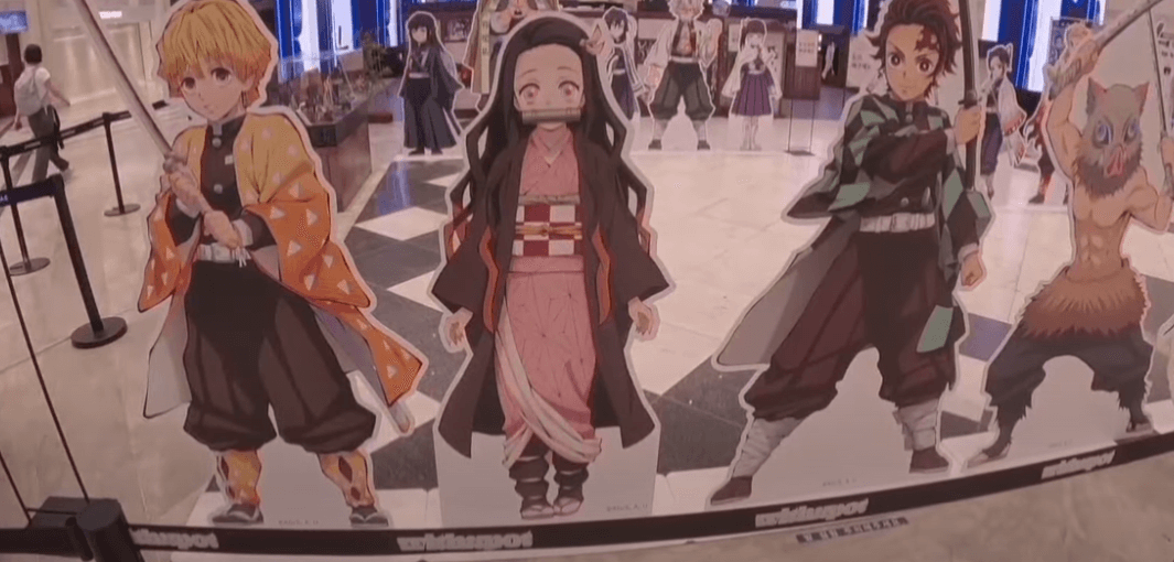 입구 앞 피규어