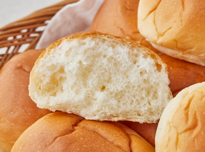 부드럽고 담백한 모닝빵 – 아침 식사나 샌드위치용으로 활용되는 베이커리 빵 