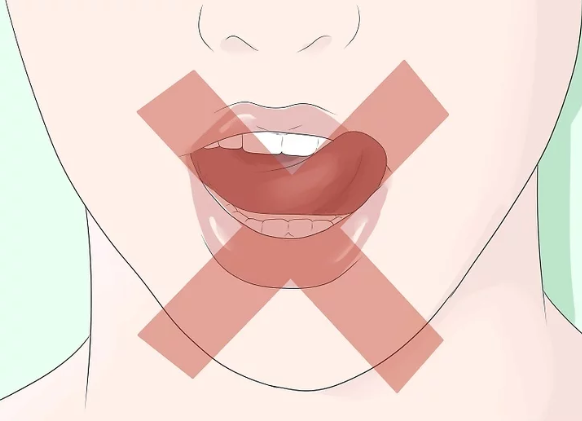 입술을 핥거나 뜯지 않는다