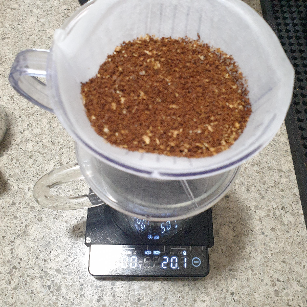 칼리타 드리퍼를 사용한 커피 추출 레시피 with 다이소 드립포트_원두 담기