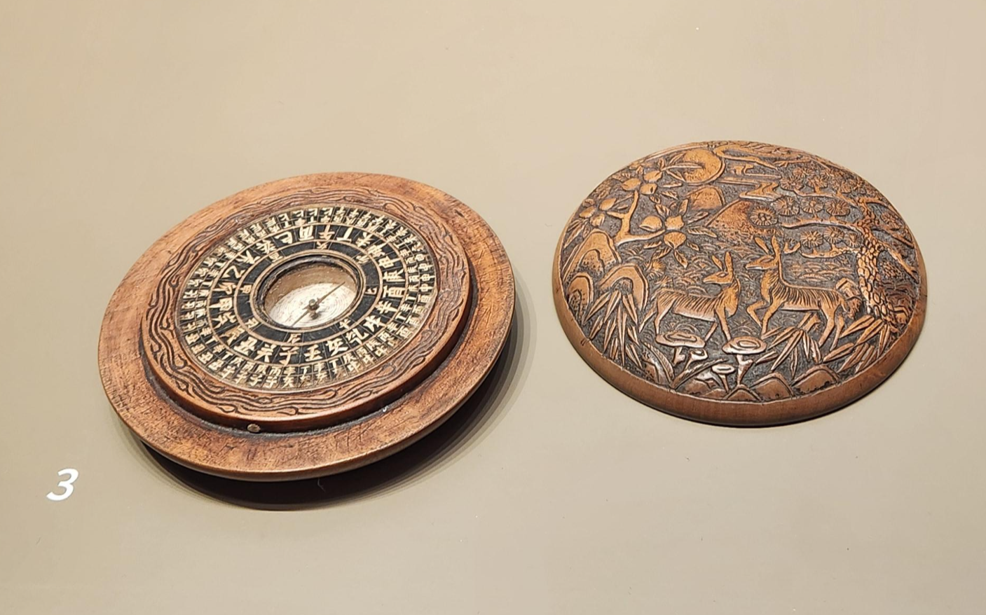 십장생 무늬 나침반