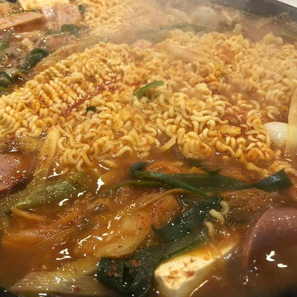 깊고 진한 맛의 부대찌개