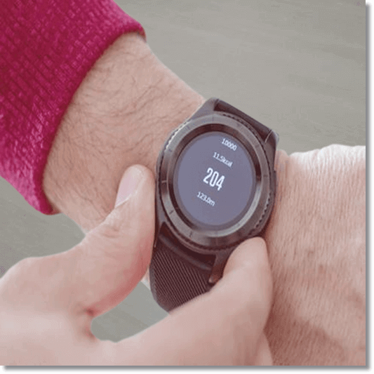 심방세동 진단, 휴대용 심방세동 진단기를 착용한 남성