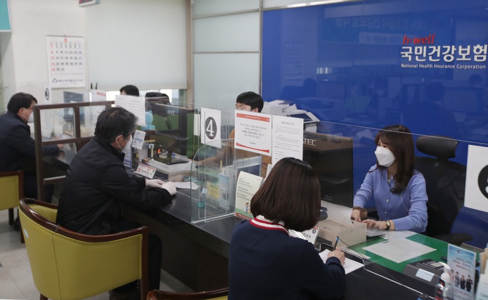 건강보험 자격득실확인서 발급 건강보험 자격득실확인서를 발급받는 민원인의 모습