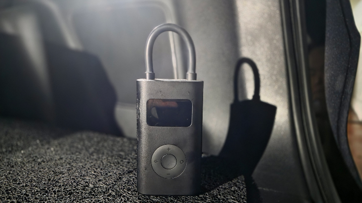 샤오미 휴대용 공기주입기 본체. 검정색 바디와 디지털 표시창이 있는 실사용 제품 모습.