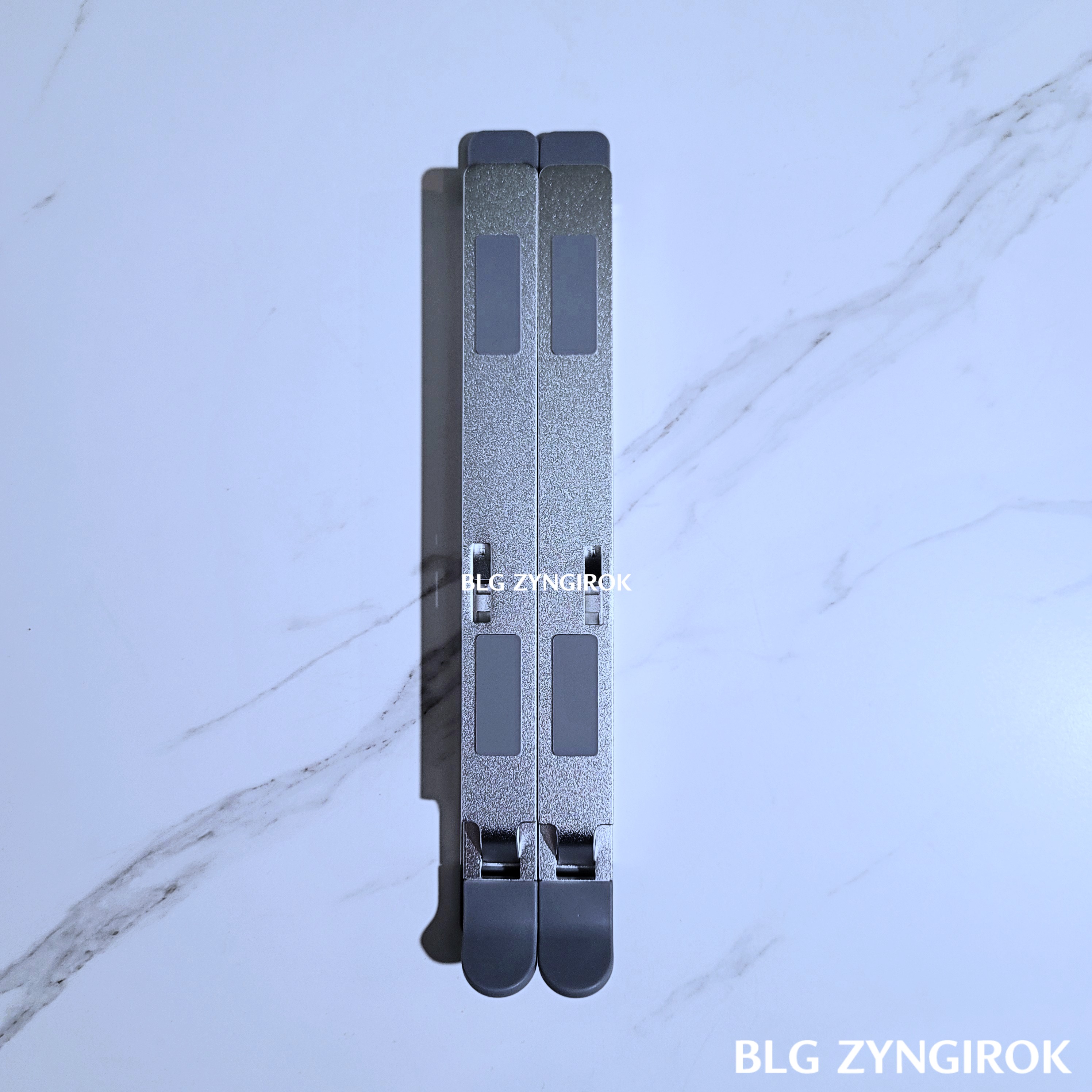 N8 노트북 거치대를 꺼낸 모습이다.