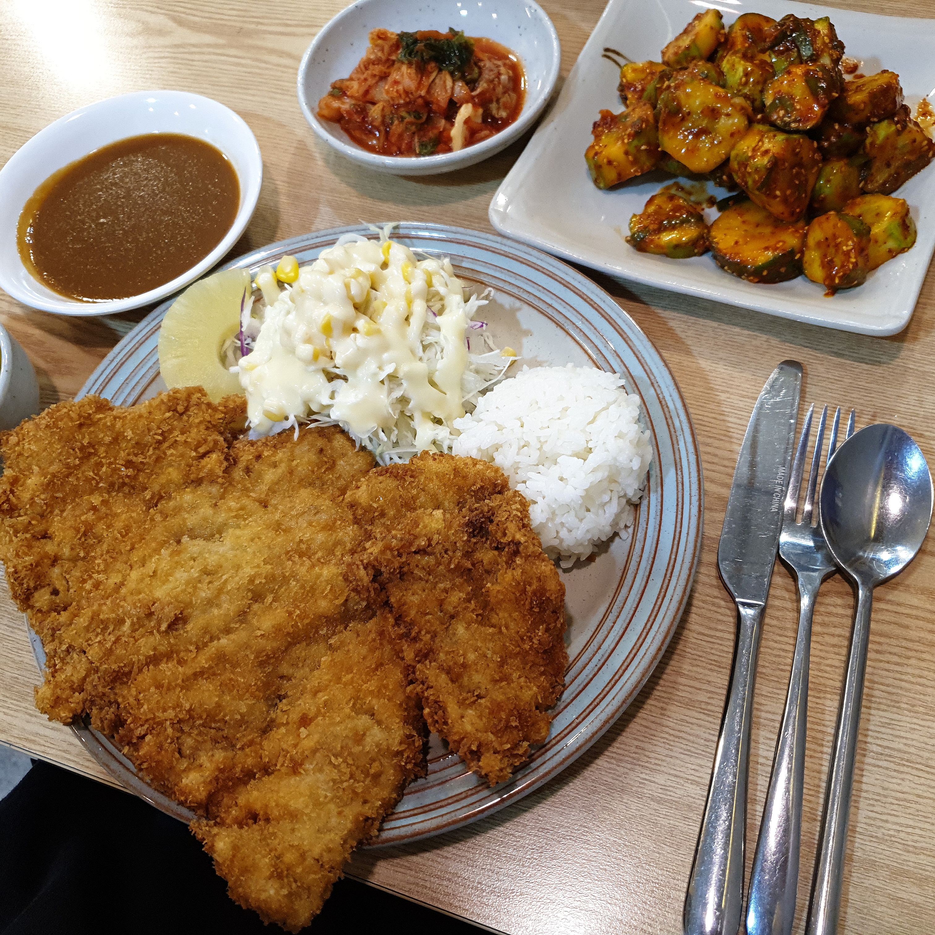 이 집의 시그니처, '돈까스 & 오이무침' 콜라보! 이 둘이 만나면 무한 흡입 가능합니다.