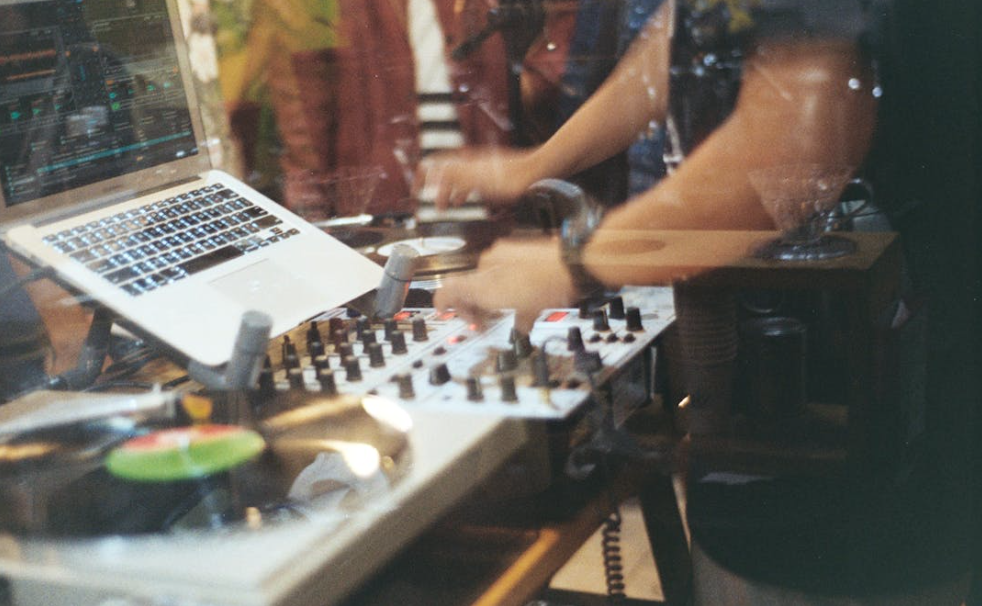 한국 음악편집가 주요 활동과 성공사례 그리고 작업환경 이미지