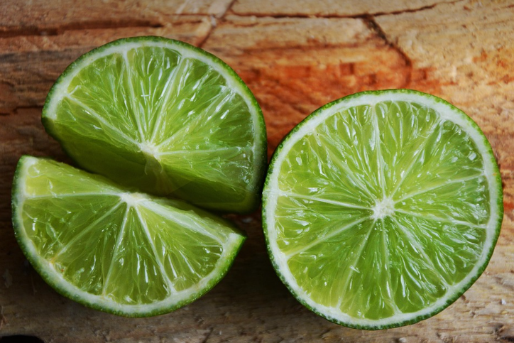 싱싱한 라임을 반으로 잘라두었다