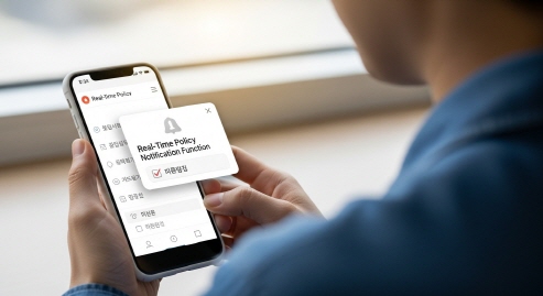 스마트폰에 뜬 알림을 보는 사람