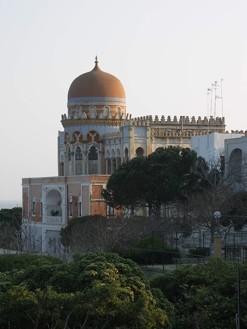 다양한 색상, 패턴, 재료를 적절하게 혼합하여 독특하고 개성 있는 공간을 창조하는 절충주의 디자인의 이미지입니다.