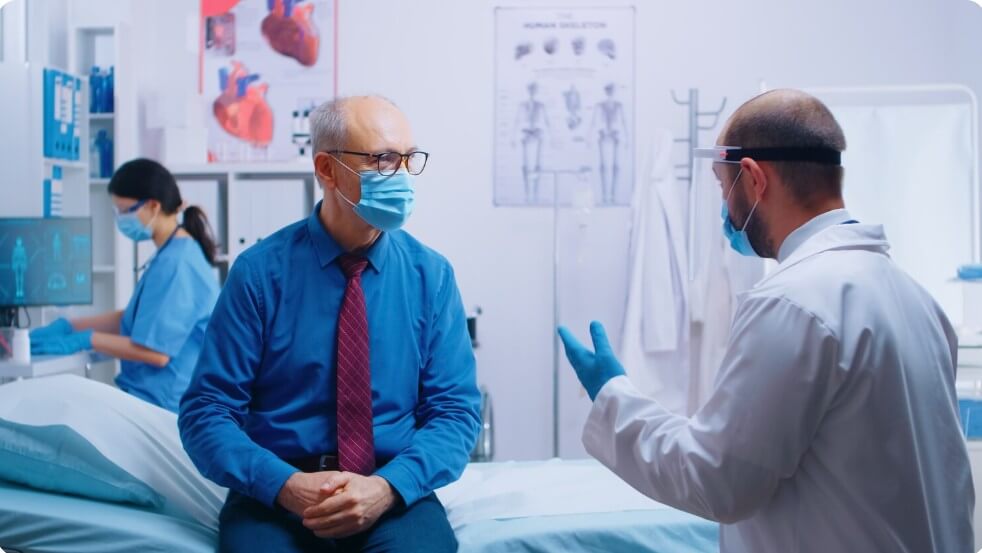 의사와 상담하는 고령 환자