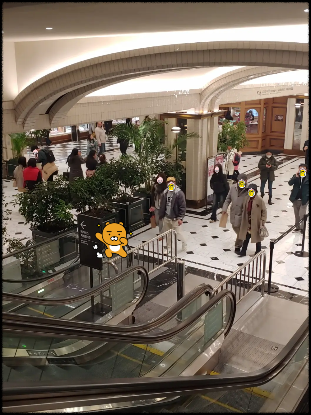 L&amp;#39;Occitane(록시땅)과-지하철(3&amp;#44;7&amp;#44;9호선)-화살표-표시를 보고-에스컬레이터를-타고-내려가면서-메가박스-찾아가게-됨