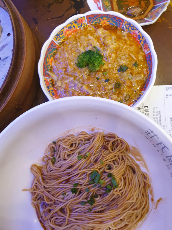 면과 게살이 각각 나오는 게내장 비빔면