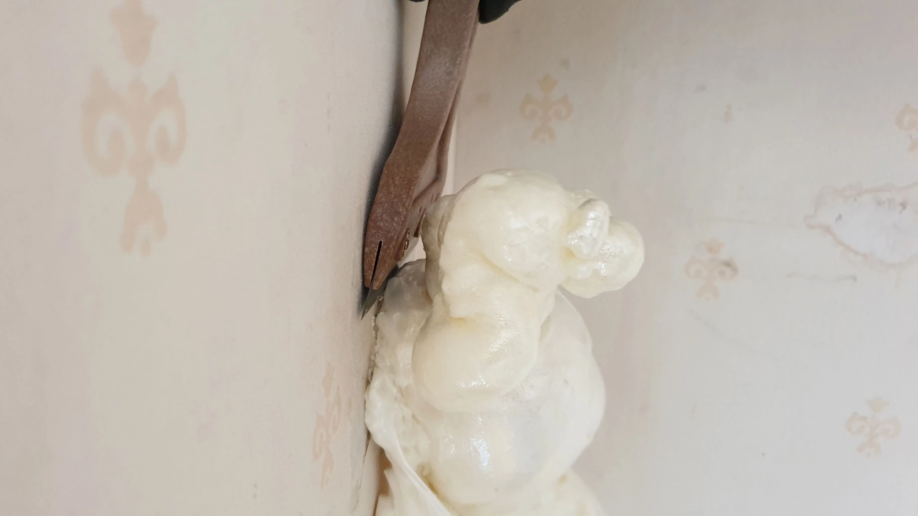 우레탄폼 자르는 모습