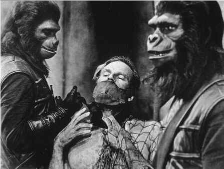 혹성탈출 영화 속 유인원들에게 억압당하는 인간