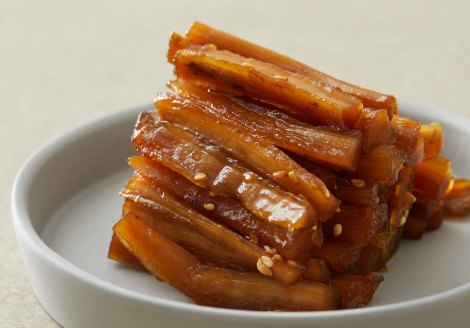 우엉조림 맛있게 하는법 : 접시에 가지런히 담긴 우엉채