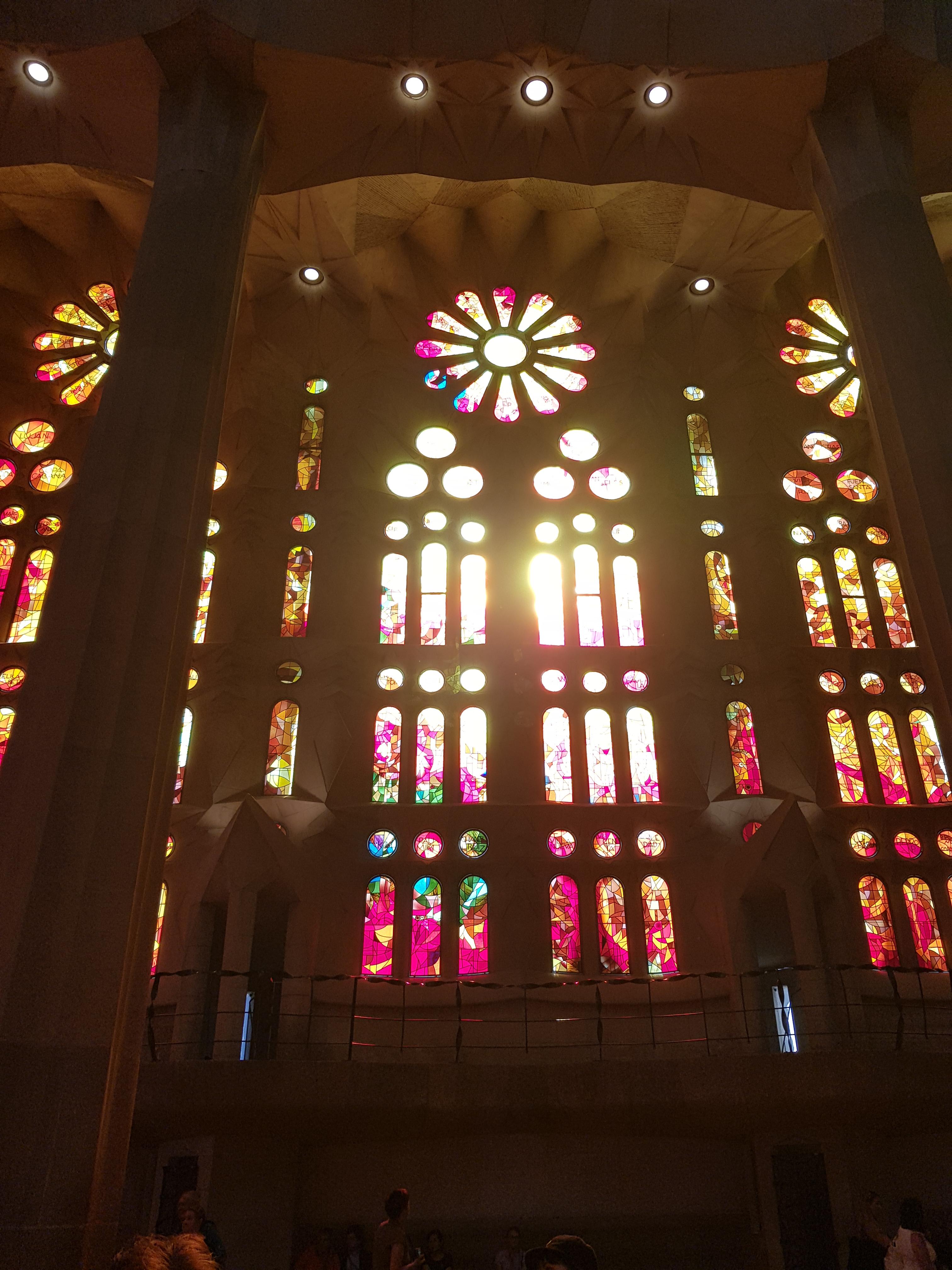 전쟁 이후의 속죄, 국가적 상징, 그리고 신앙의 지속을 한데 모은 건축