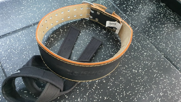 매트위에-놓여있는-리프팅벨트