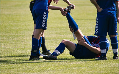 다리에 쥐가 난 운동선수