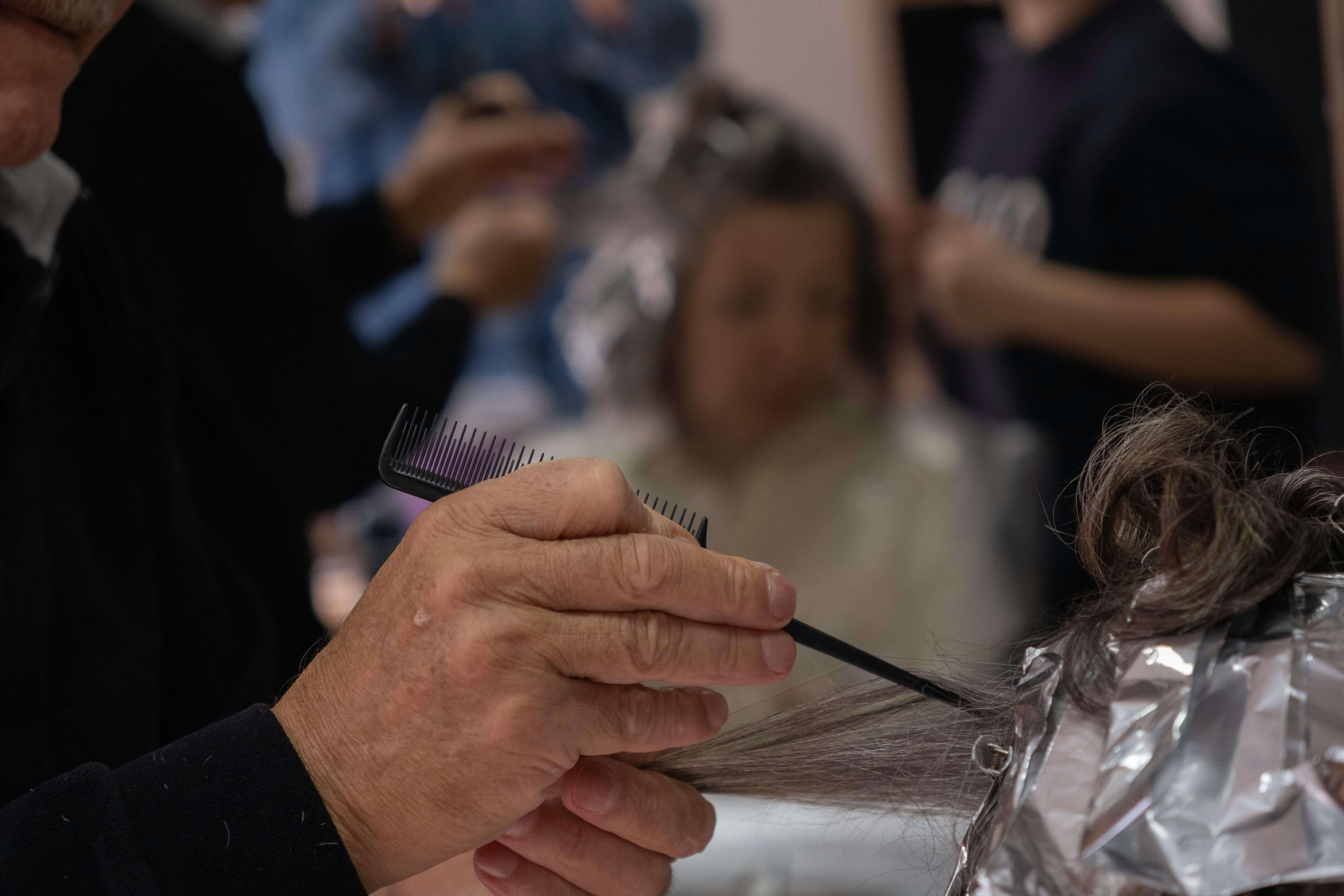 봄만 되면 머리카락이 빠진다면? 놓치면 후회하는 봄철 두피&middot;헤어 관리법