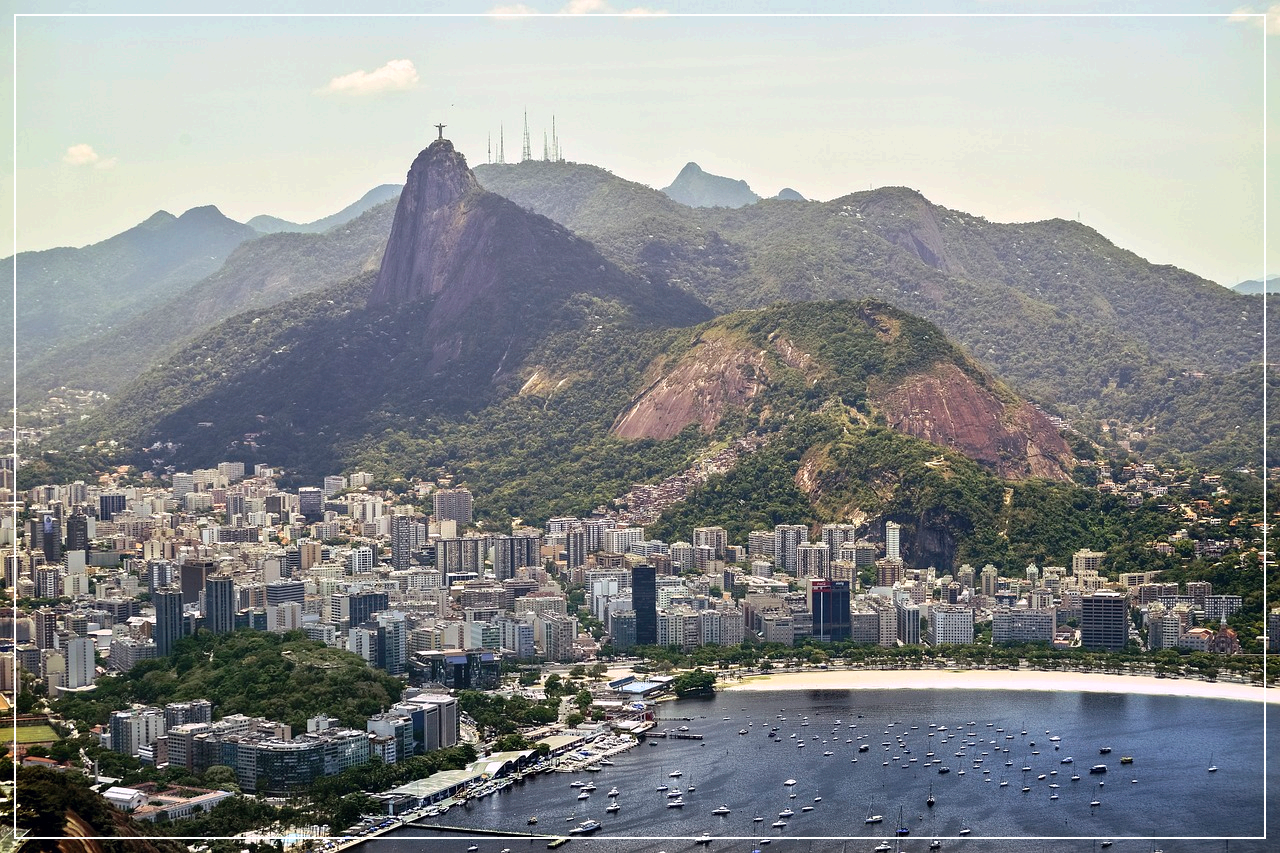 리우데자네이루가 한 눈에 보이는 풍경. 주민들이 사는 건물들과 멀리 예수상이 보인다.