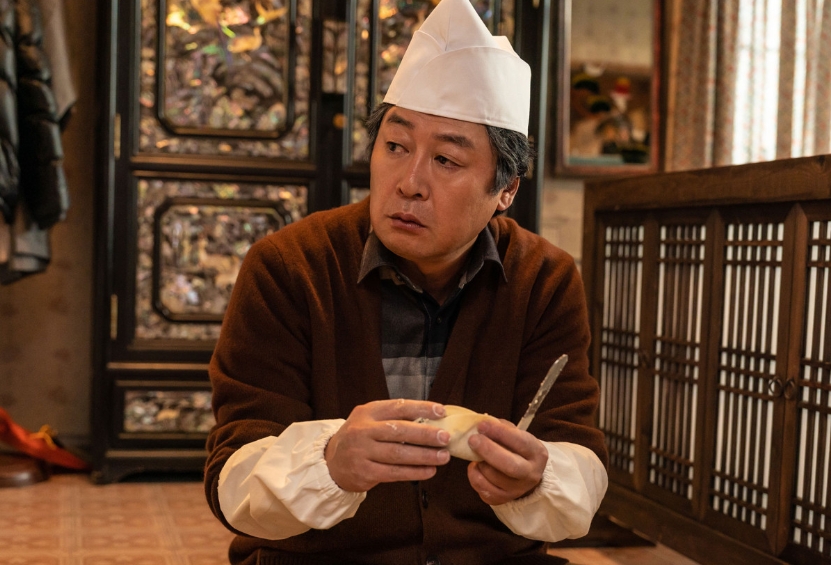 영화 대가족 뒷방에서 만두를 빚는 무옥