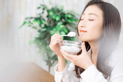 요구르트를 먹는 여자.